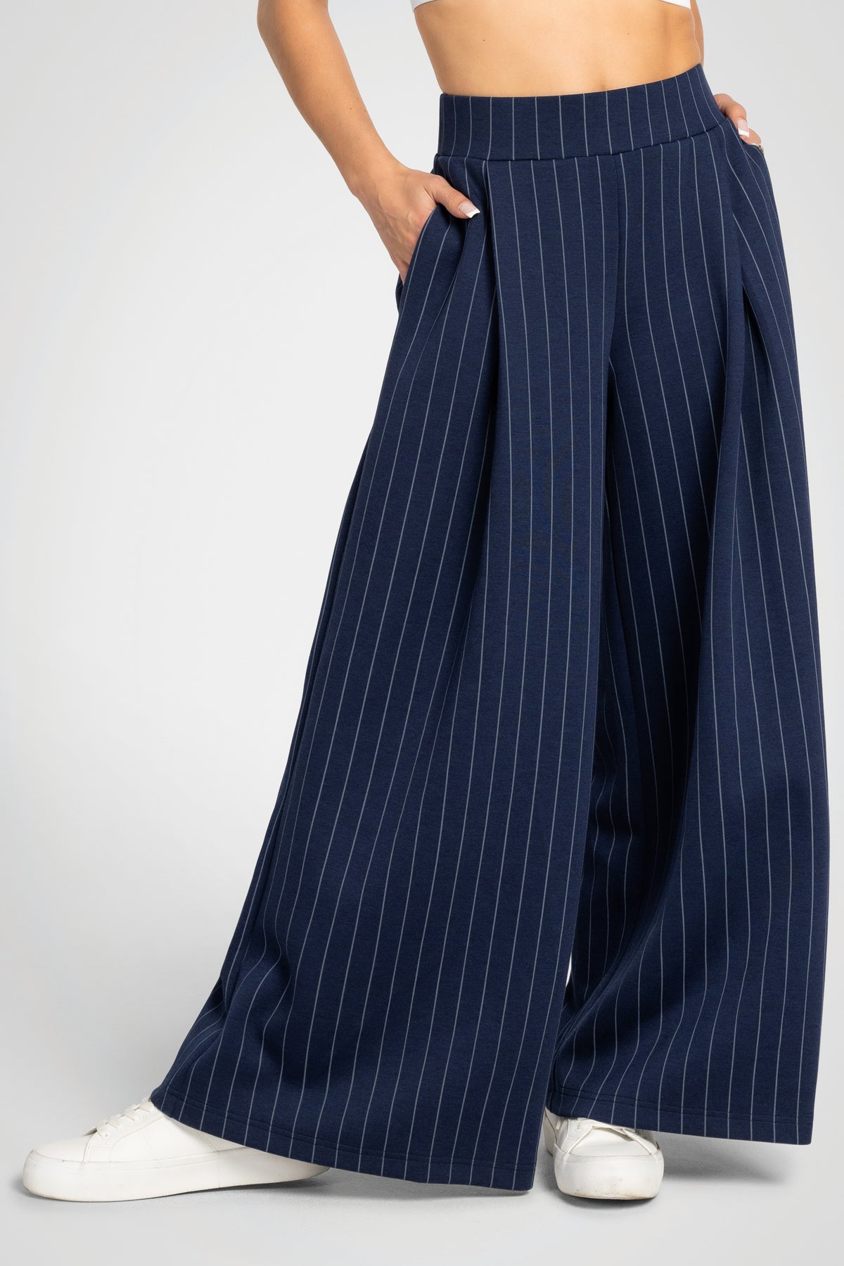 Pantalon à jambes ultra larges de luxe à fines rayures – 30 po