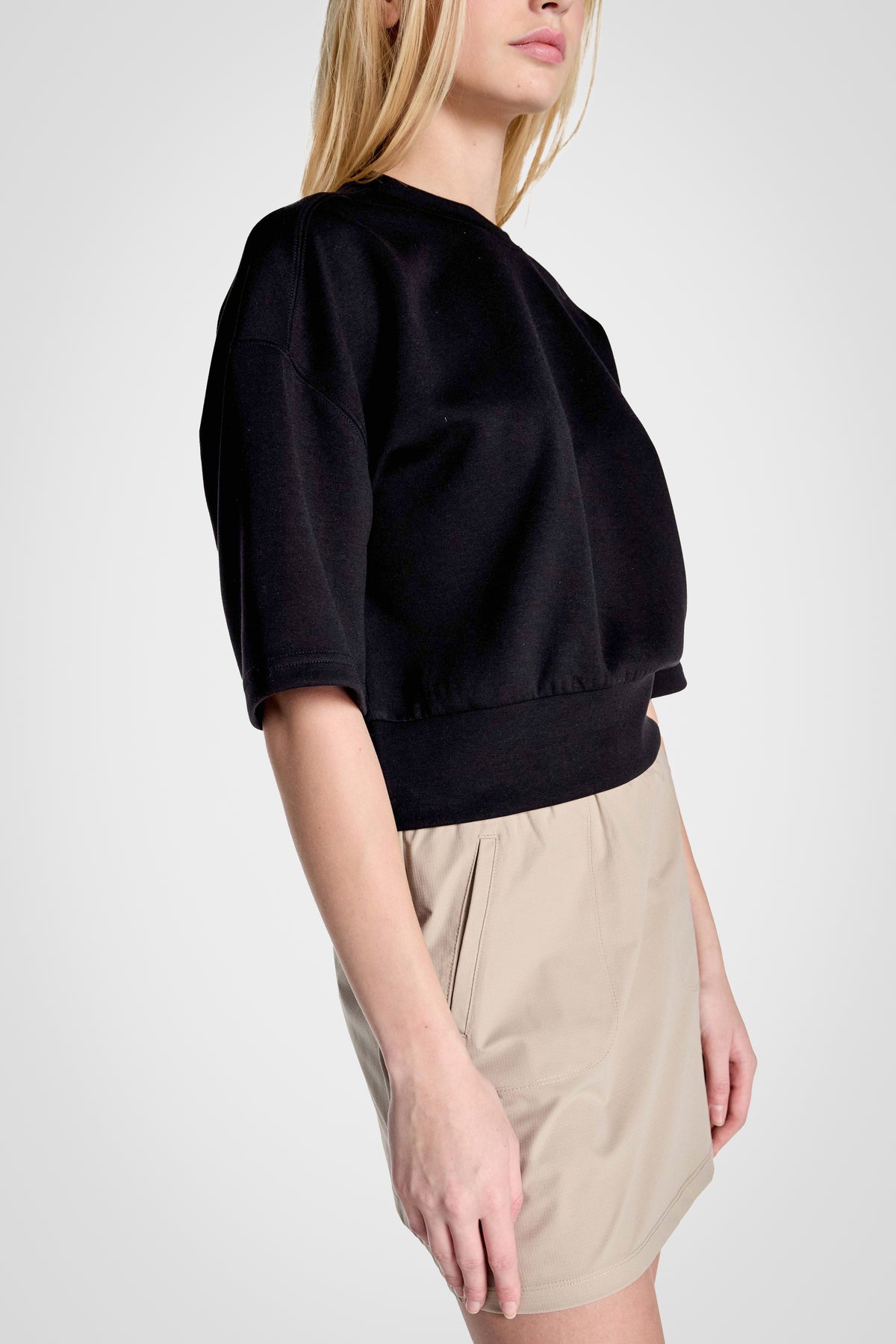 Haut à manches courtes et col rond en tricot extensible