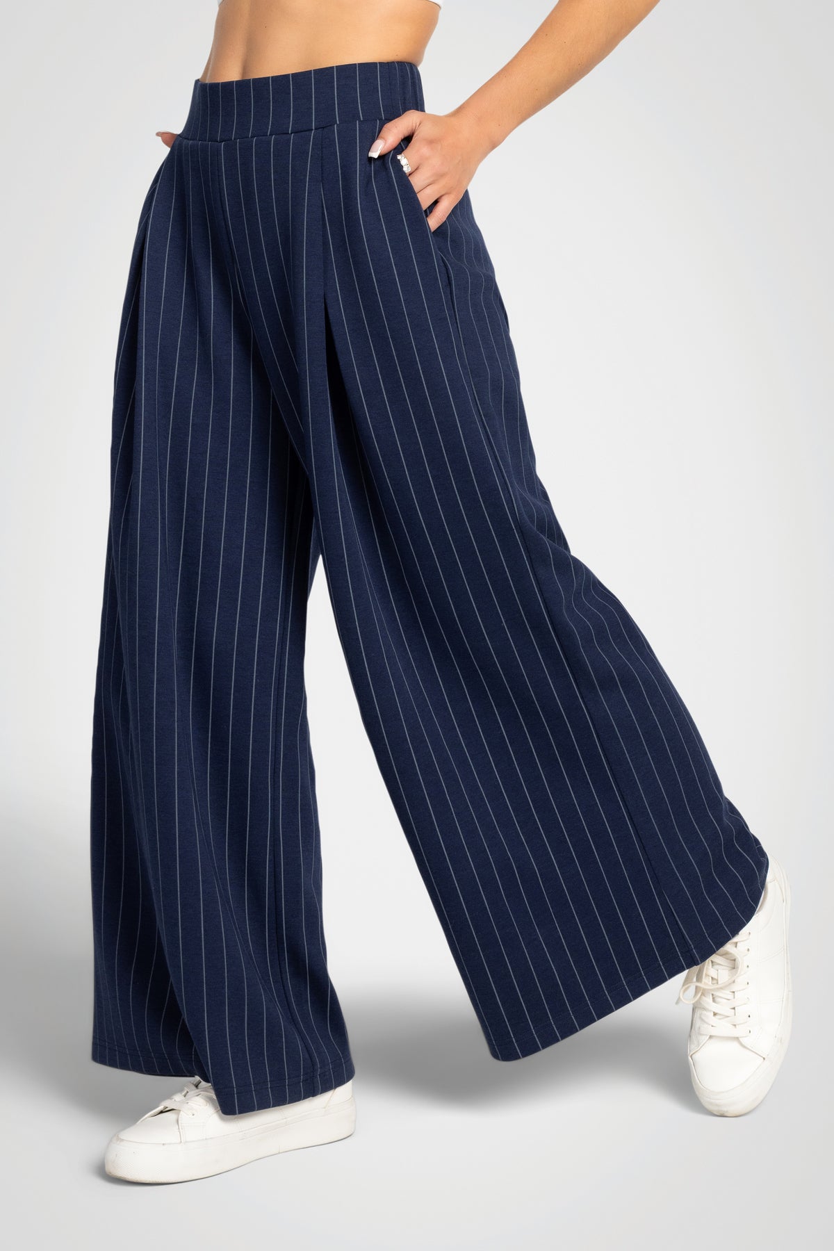 Pantalon à jambes ultra larges de luxe à fines rayures – 30 po