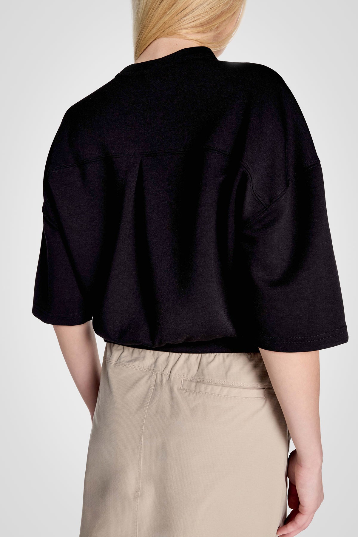 Haut à manches courtes et col rond en tricot extensible