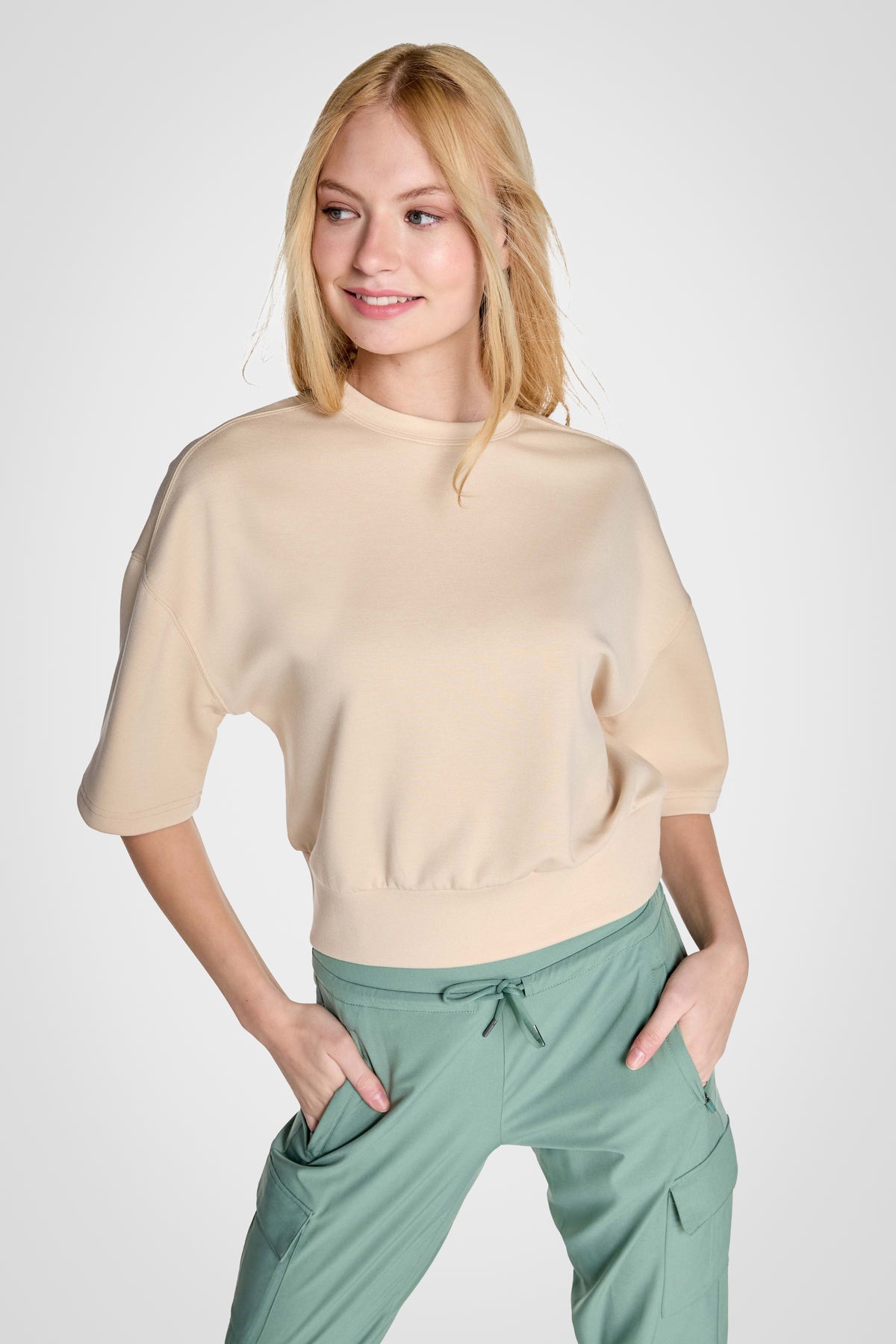 Haut à manches courtes et col rond en tricot extensible